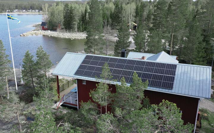 Man och kvinna diskuterar solceller