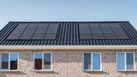 Solceller på ett hustak