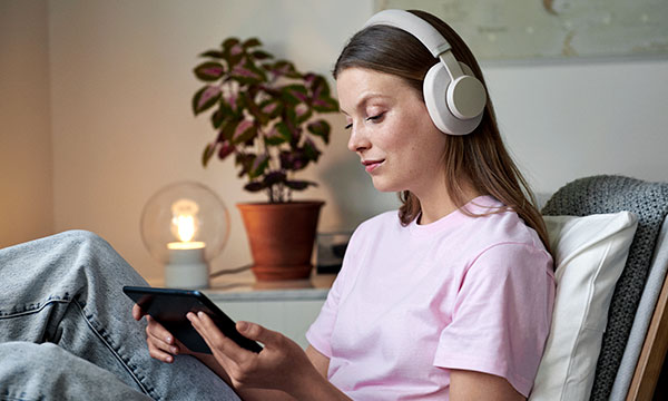 Man och kvinna tittar på en dator tillsammans