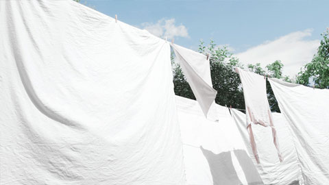 Lakan som hänger på tork utomhus