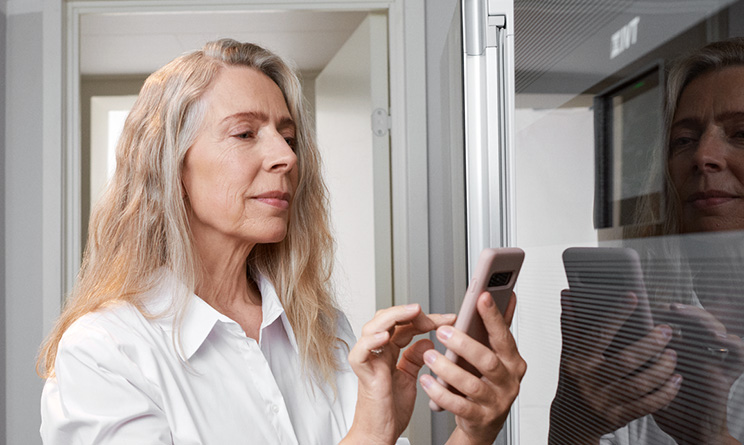 Kvinna reglerar en termostat