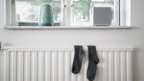 Strumpor hänger på tork på ett element