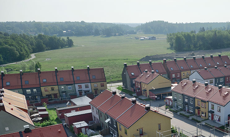 Flygbild över villa och radhuskvarter