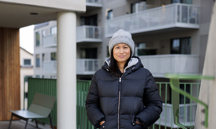 Kvinna med mössa och dunjacka