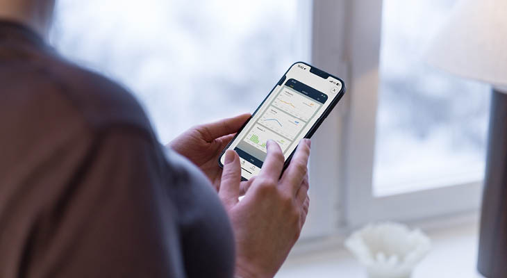 Woman holding mobilephone 