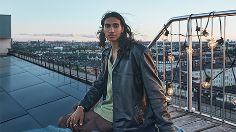 Man som sitter på en takterass