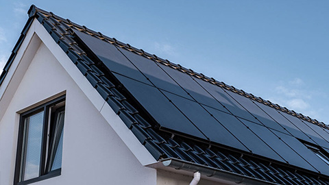 En villatak med solceller.