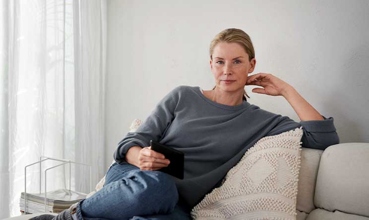 Woman sitting in a couch looking at the camera