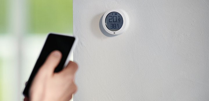 En hand som håller i en mobiltelefon