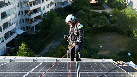 En solcellsinstallatör på taket.