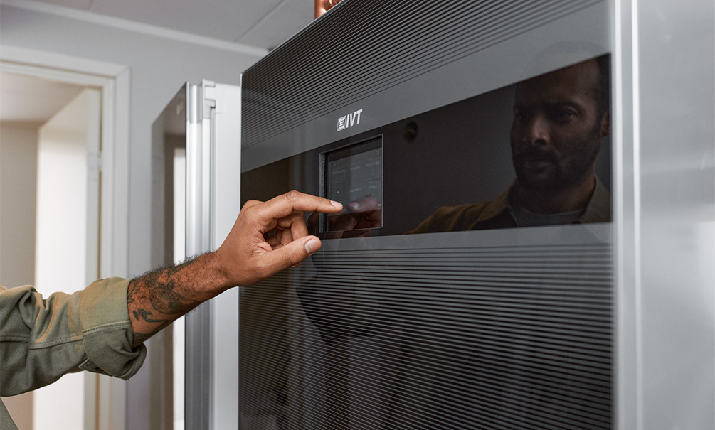 Man som testar en värmepump