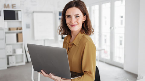 Kvinna med laptop på ett kontor