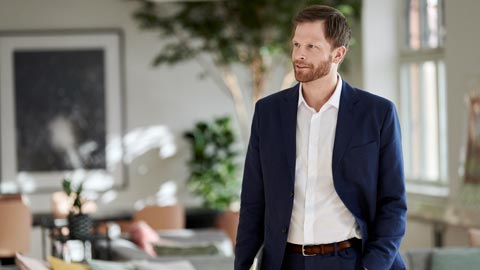 Man som står i ett öppet kontorslandskap