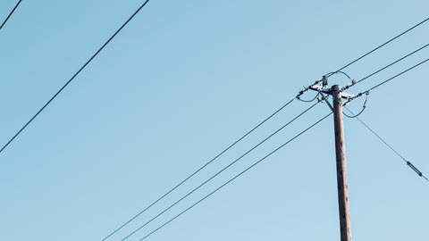 Elnätsledningar mot blå himmel