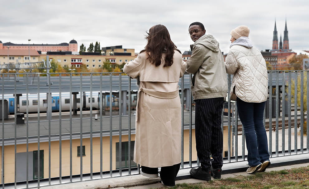 Kille som parkerar sin cykel i ett cykelställ