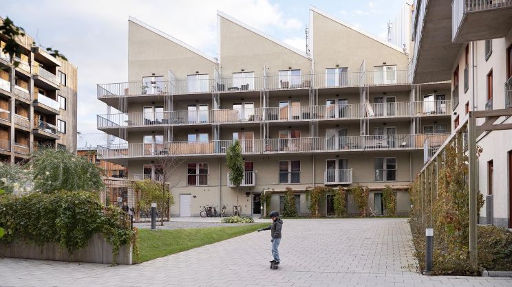 Pojke som åker skateboard på en innegård