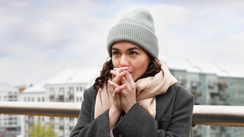 Tjej som värmer sina händer