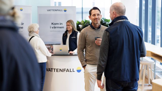 Kund som pratar med säljare på mässa