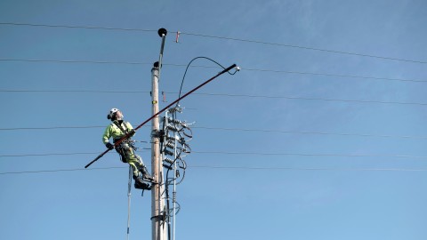 Man som utför arbete på elledning