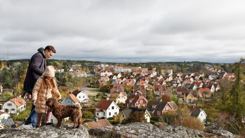 Pappa och dotter är ute och leker med sin hund på en höjd med utsikt över Nyköping
