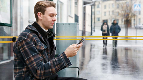Killa som står vid sin cykel i ett cykelställ
