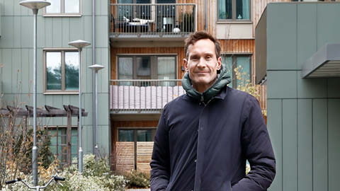 Boende i bostadsrättförening står på innergården