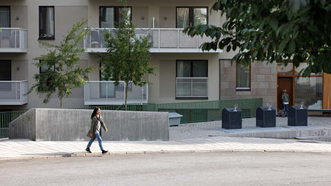 Kvinna som går över gatan i ett bostadsområde