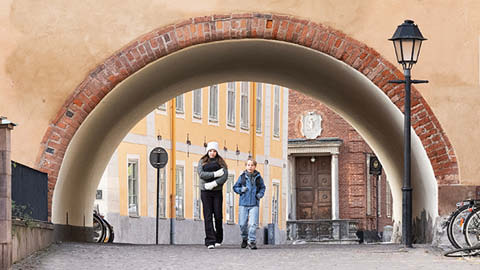Barn som går i Uppsala i en tunnel