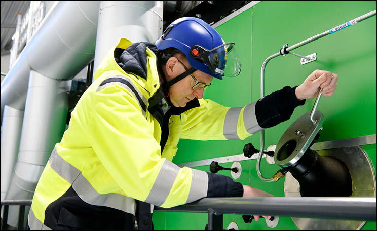 Man som tittar in i pelletspanna