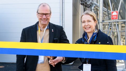 Kvinna och man som klipper invigningsband