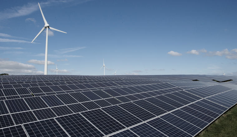 Vindkraftverk och solcellspark