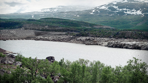 Suorva vattenreservoar med snnöklädda fjäll i bakgrunden