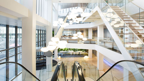 Rulltrappor och belysning i kontorslandskap