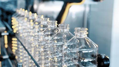 Flaskor som står på rad