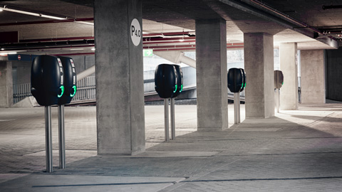 Flera elbilsladdare i ett garage