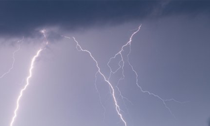 Blixtnedslag kan leda bland annat till elavbrott, skadad elinfrastruktur, bränder och telestörningar.