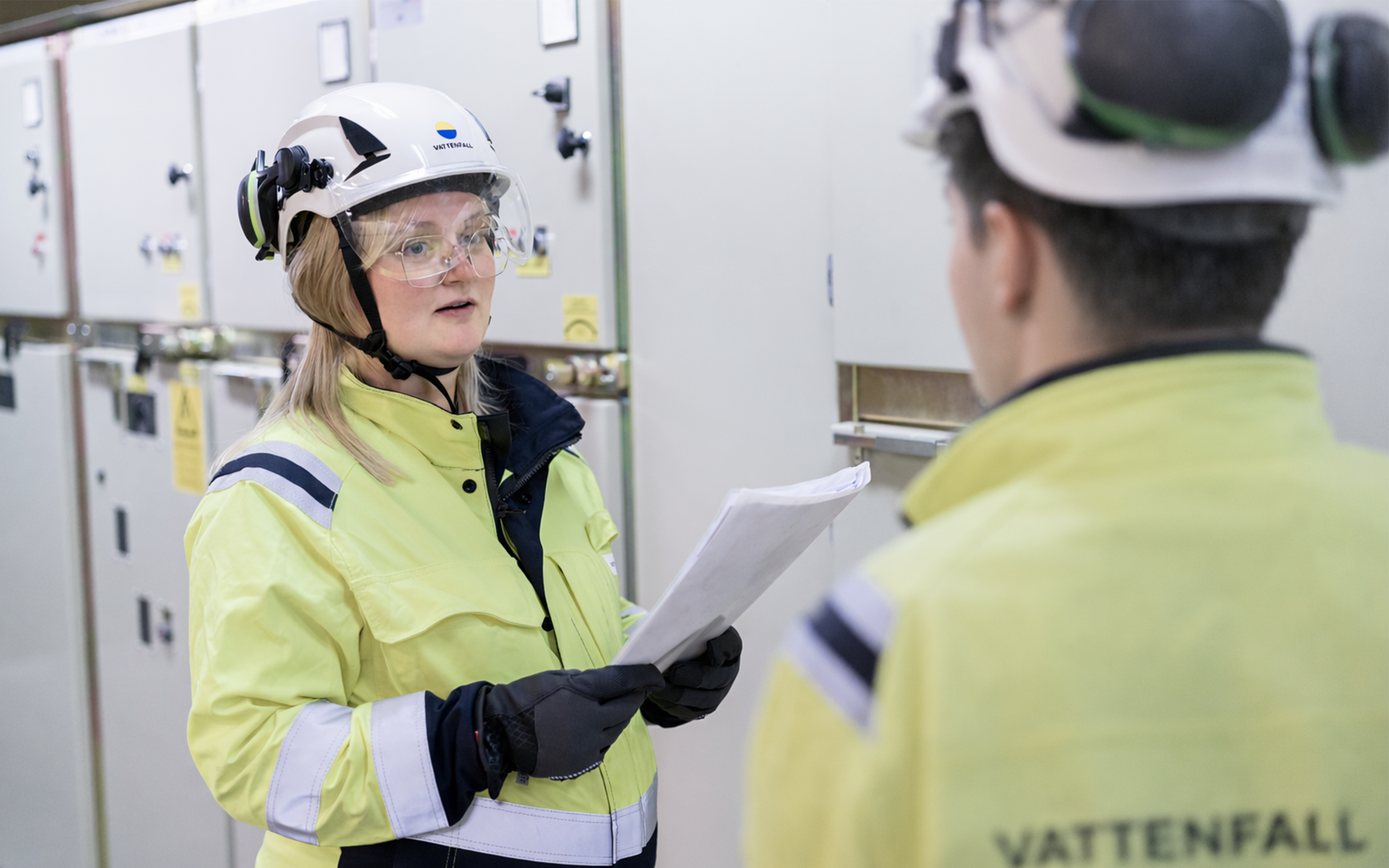 Sofia Nyström pratar med en kollega. 