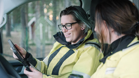 Två servicetekniker som ler