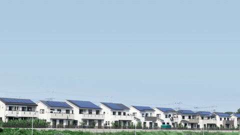 Hus med solceller på taket.