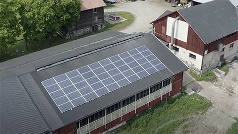 En gårdslada med solceller på taket.