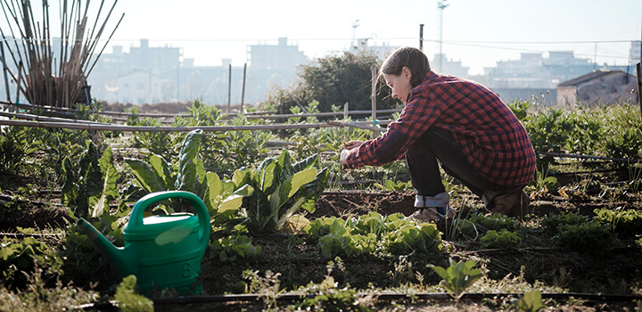 En ung kvinna i trädgården.