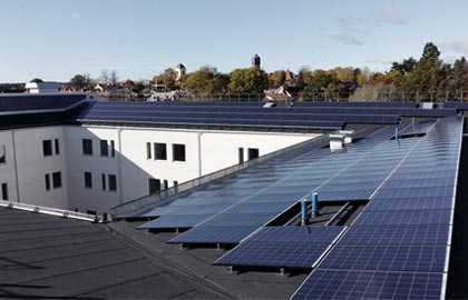 Solceller på ett stort hustak
