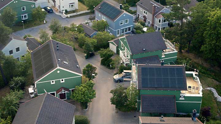 Bostadsområde med solceller på taket.