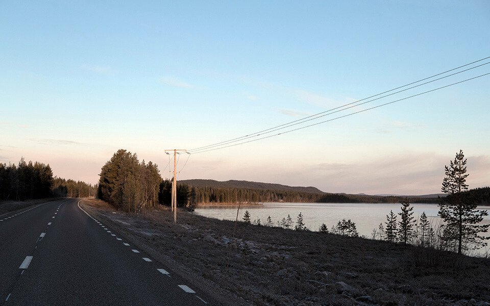 Kraftledningar i en ett naturlandskap
