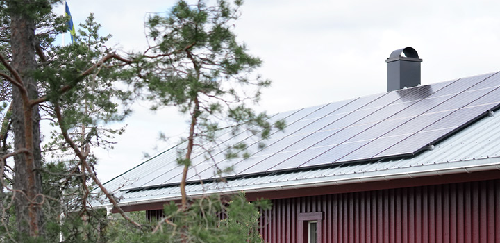 Solpaneler på skärgårdshus