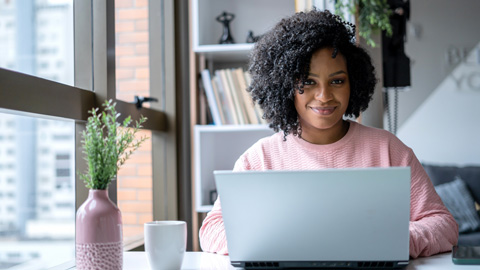 Kvinna som sitter framför en dator