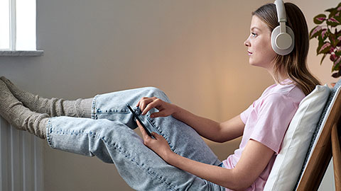 Kvinna som värmer sina fötter på element